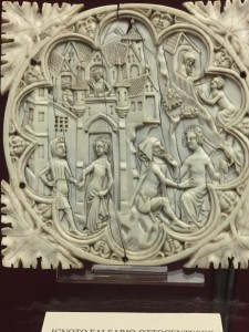 Ivory works of art used to cover a little mirror 